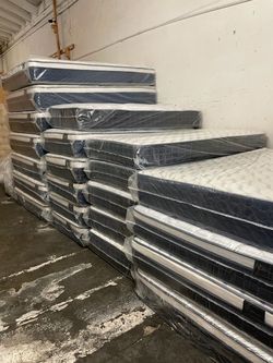 Queen Size Pillow Top Mattress 12"     New Mattress in a plastic sealed