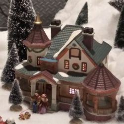 Lemax Dickensvale Collection.  Lighted Porcelain House.
