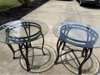 Set of two side tables