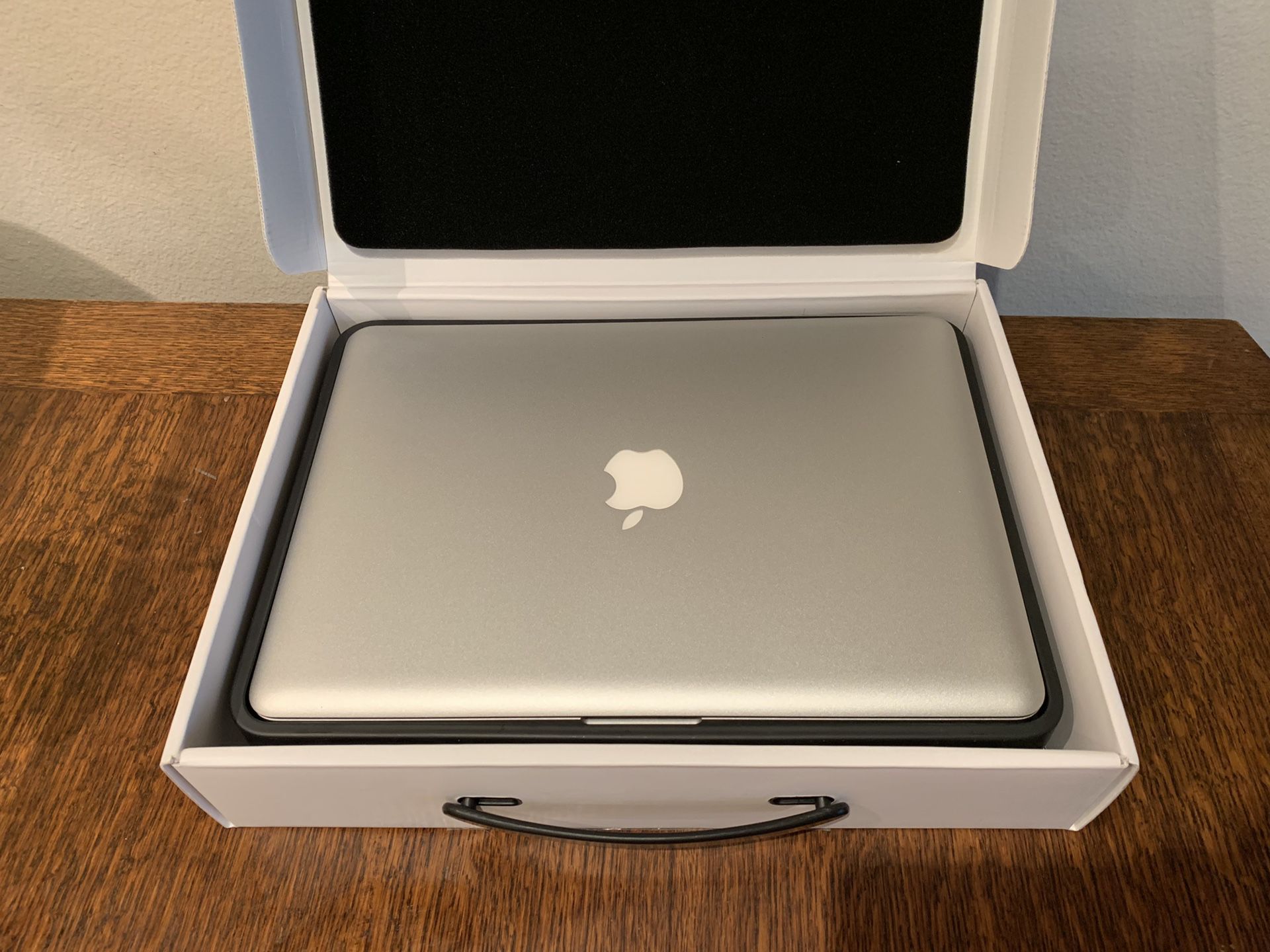 Apple MacBook Pro (excellent condition)