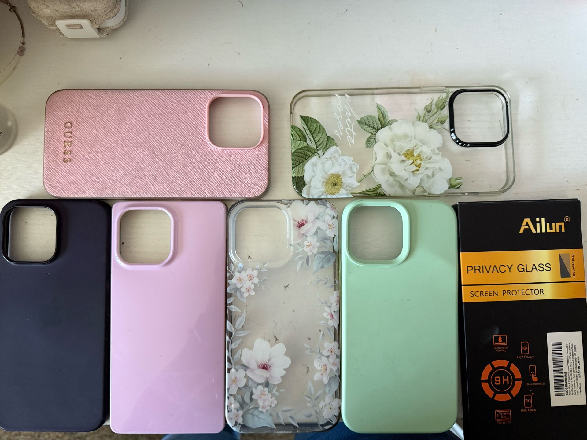 6 iPhone 14 Pro Max cases + 2 privacy screen protectors