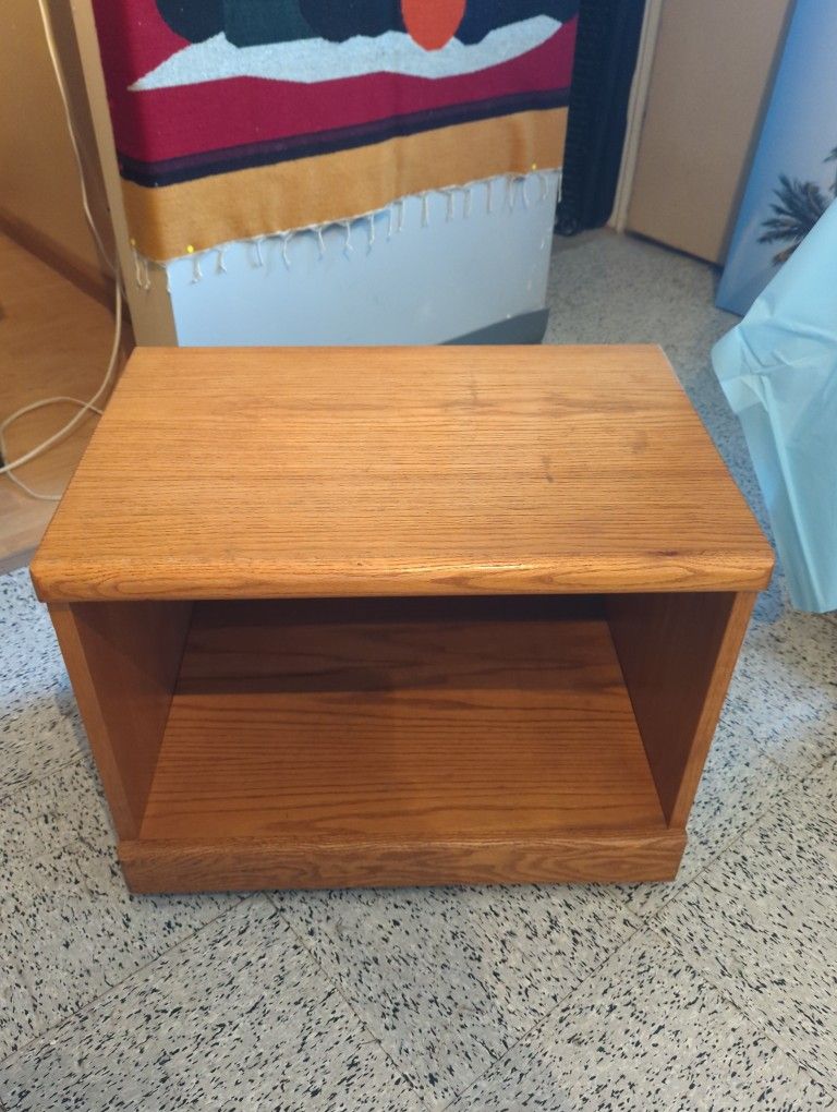 Oak Wood Side Table. Hablo Español.