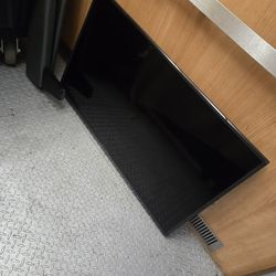 Vizio 43" TV with Wall mount 