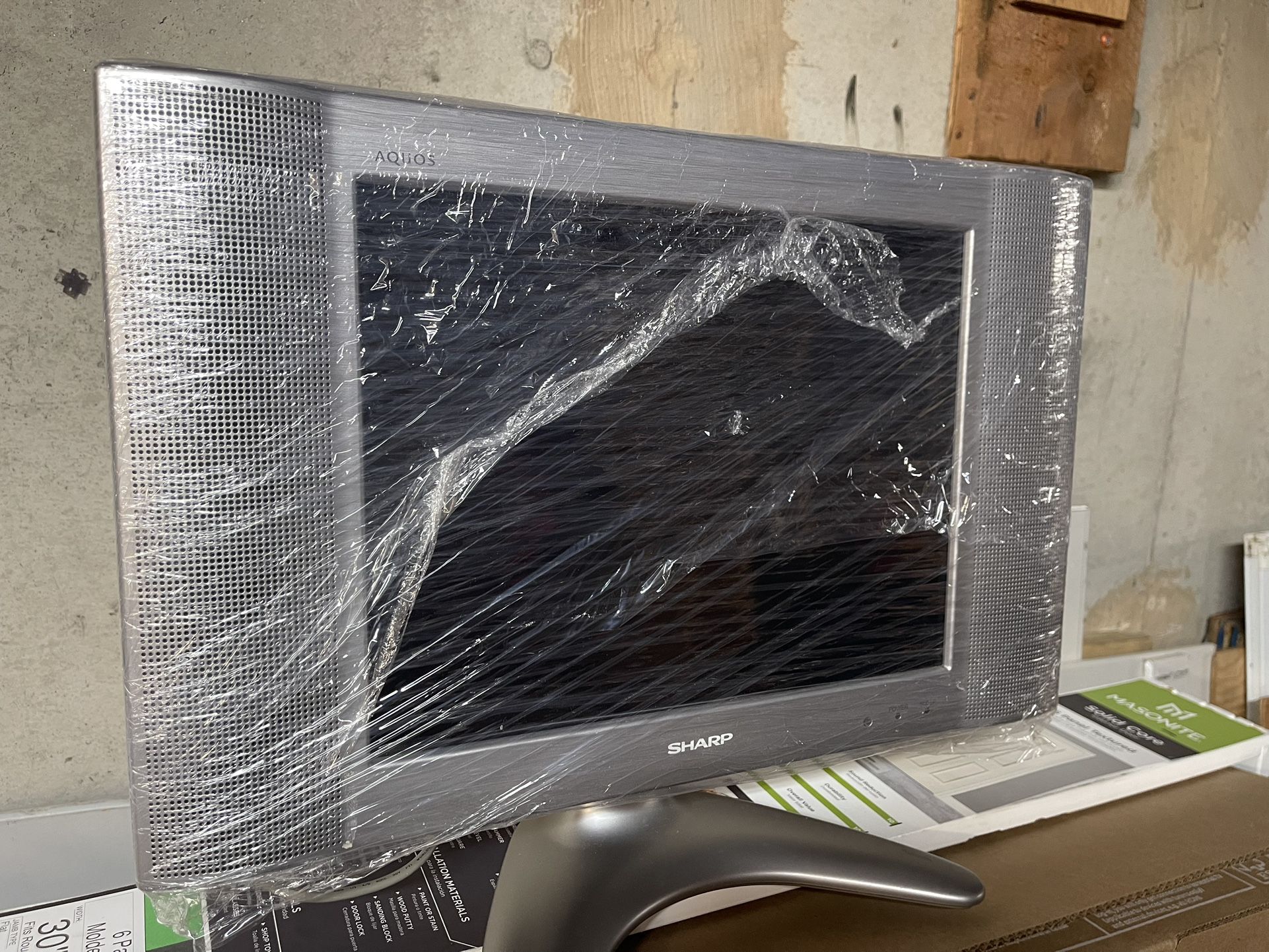 15” LCD Color Tv
