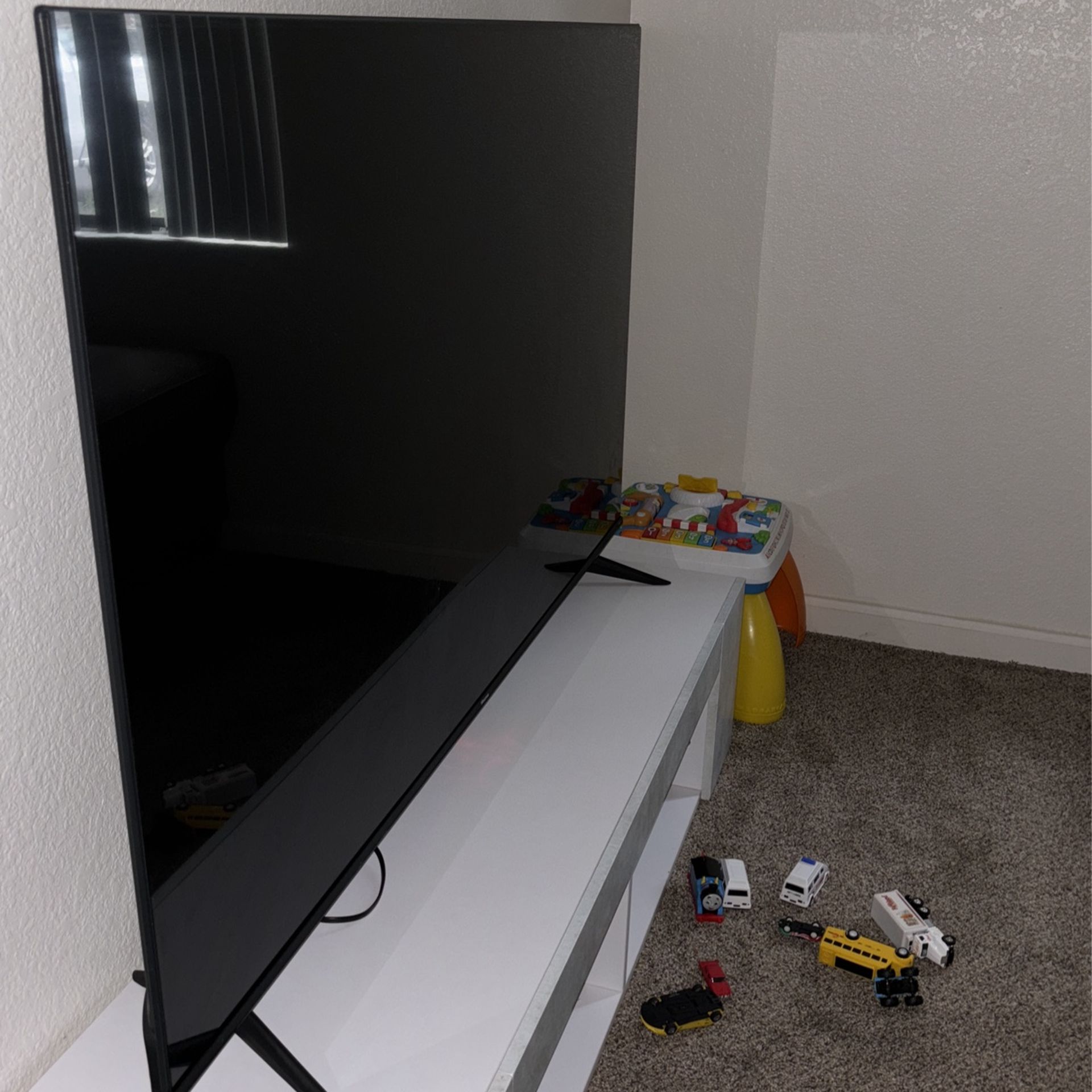 Hisense 65” TV- Screen Is Broken And Display Not Working 