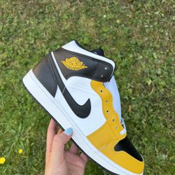 Jordan 1 Mid Yellow Ochre