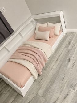 Kids twin bed with bookshelves EXCELLENT