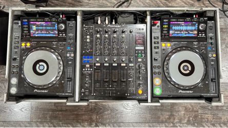 Pioneer DJM-900NXS Nexus and 2x CDJ-2000 Nexus