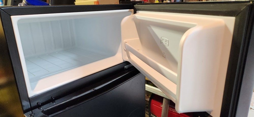 Sunbeam 3.1 cu ft Mini Refrigerator - Black SGR31TBKE