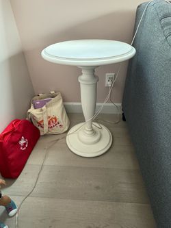RH 20” pedestal table