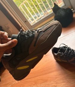 Yeezy 700 Mauve authentic size 10.5