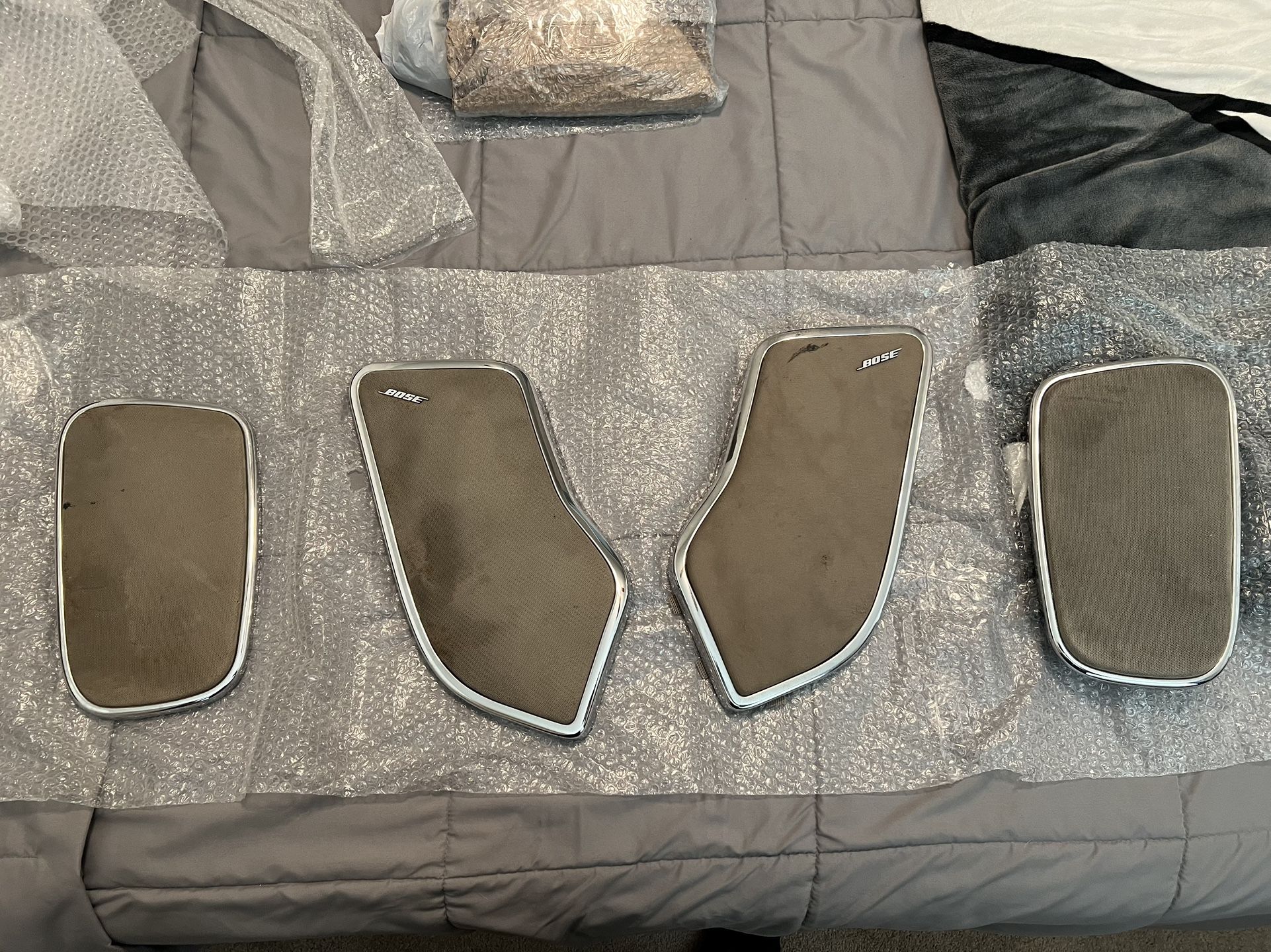 04-06 Platinum Escalade Speaker Grilles