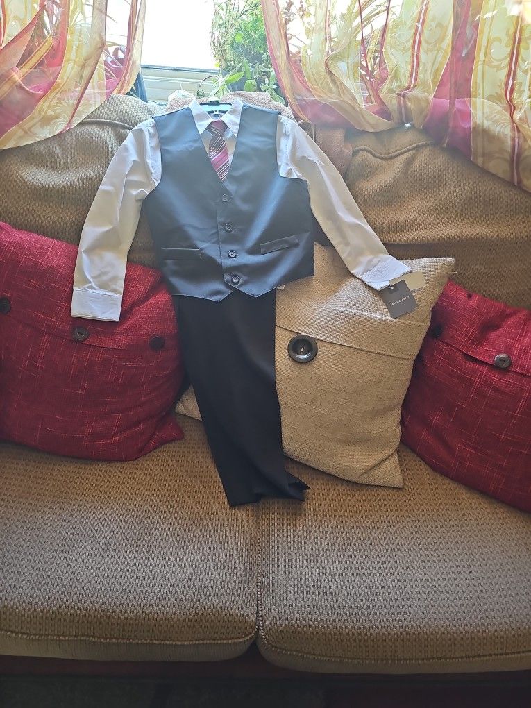 Brand new Size 6 Boys Three Piece Outfit
