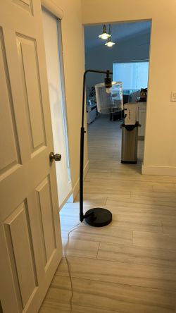 Lighting  Floor Lamp As New