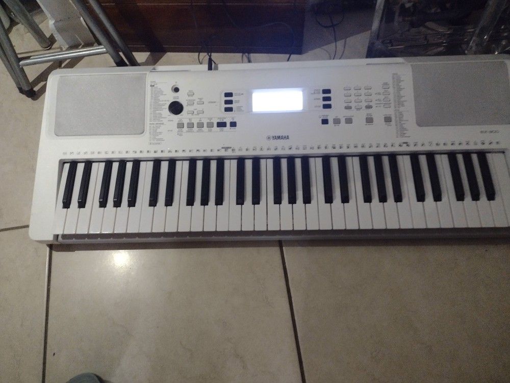Yamaha Electric Keyboard EZ 300.