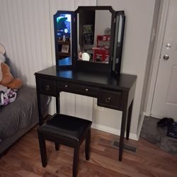 Vanity Mirror With Stool 