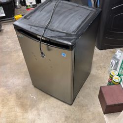 Danby 4.4cu ft mini fridge