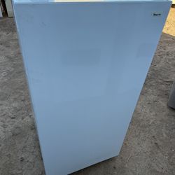 Magic Chef Upright Freezer 8.8 Cubic Ft Excellent Condition 