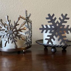 ❄️🕯️ 2 Silver Snowflake Candle Holders & 2 White Candles