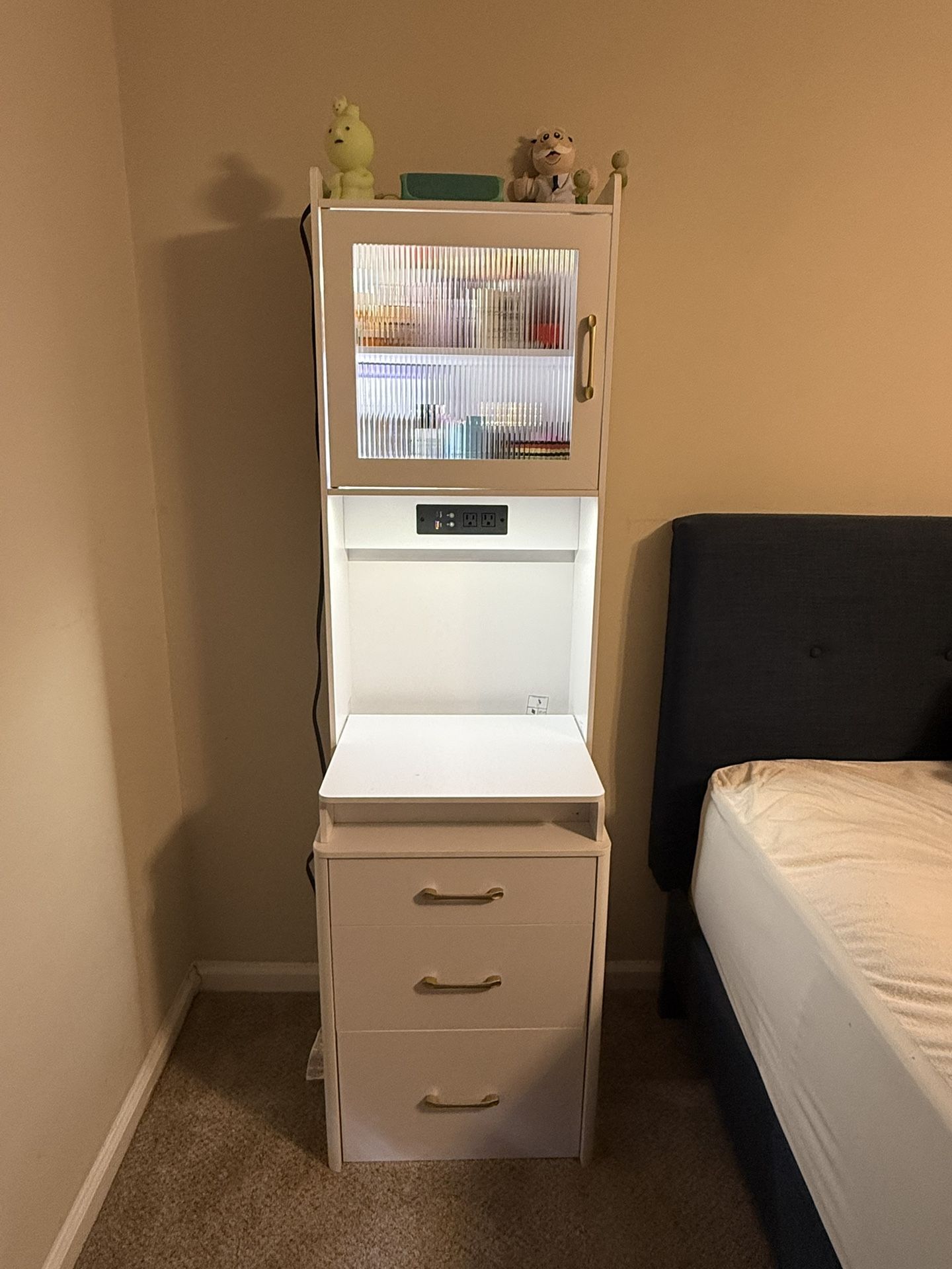 Selling Makeup Vanity (gently used)