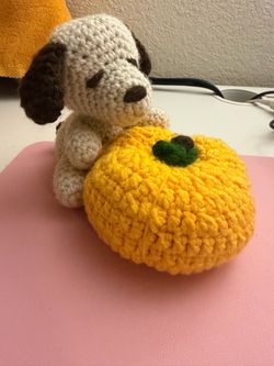 Crochet snoopy holding a pumpkin