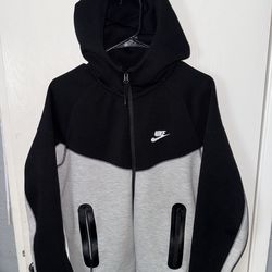 Black and grey Nike tech
