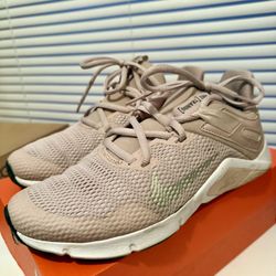 Gently Used Nike Legend Essential Size 7.5