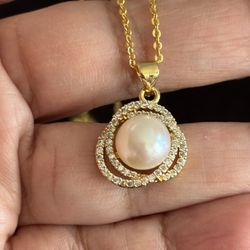 18” White Pearl Necklace 