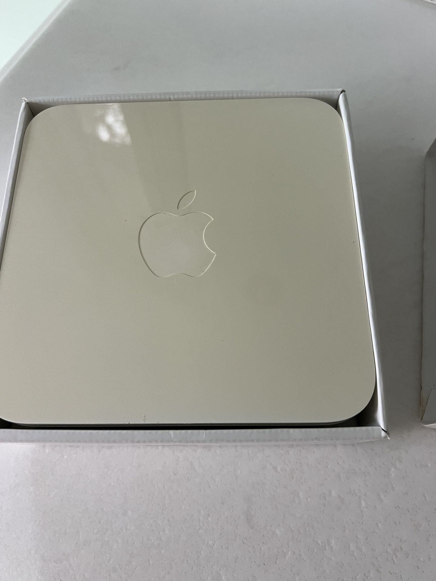 Apple Wi-Fi Wireless Router Base Station: Airport Extreme 802.11n