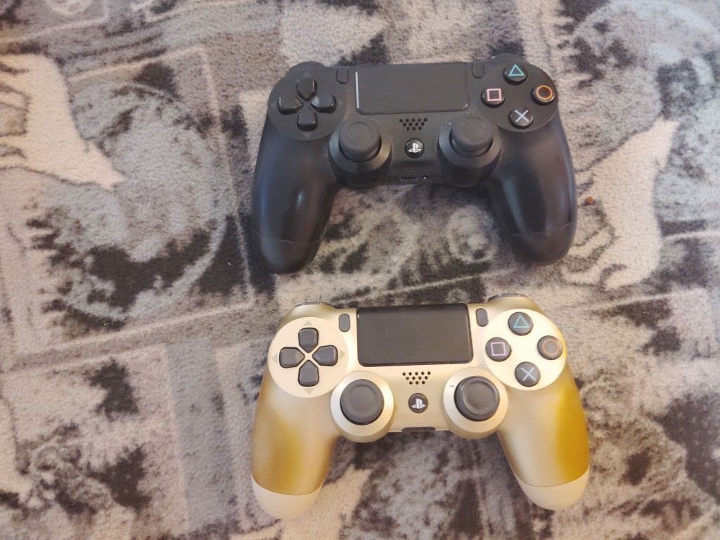 2 Wireless PS4 Controllers $30 