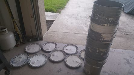 5 gallon bucket with lids or can be purchased without lids