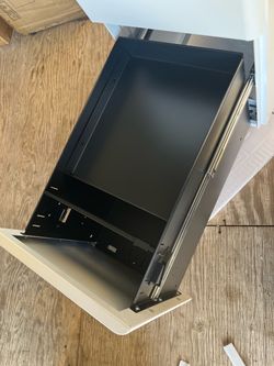 3-drawer mobile metal filing cabinet with rounded corners and a security lock.             archivador móvil de metal de 3 cajones con esquinas redonde