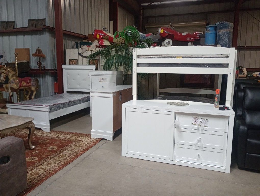 Dressers, Living Rooms, Kitchen Tables And Bedroom Sets