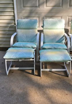 2 Aluminum outdoor recliner chairs & 2 foot rests w/ cushions
