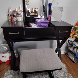 Se vende mesa de maquillaje con silla