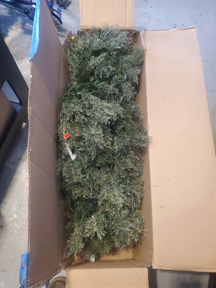 Christmas tree 6 feet 300 multi color lights