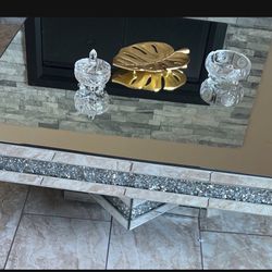 Coffee Table With Diamond And Mirror With White Rag 