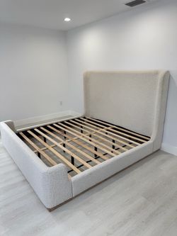 Brand New Trending King Size Bed / Cama King en tendencia Nueva a Estrenar