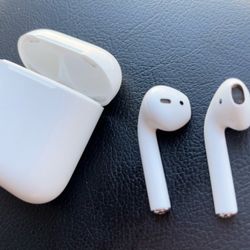 Apple AirPods Wireless Bluetooth In Ear Headset  W/ Charging Case 
