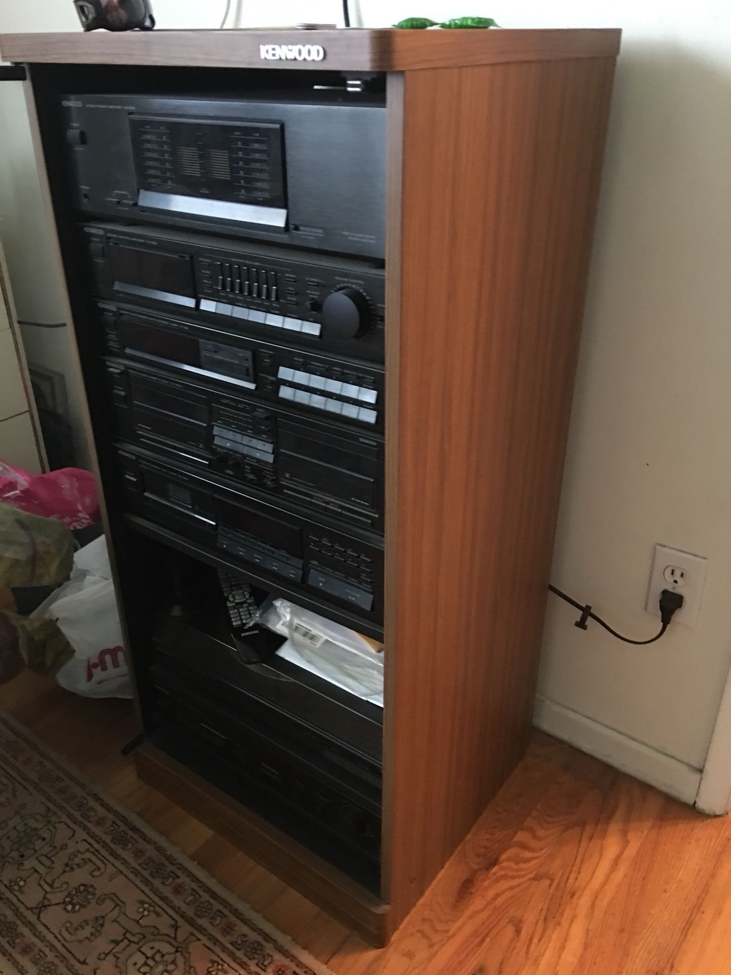 Kenwood stereo system with seround sound and speakers