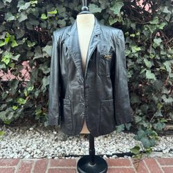 Vintage Etienne Aigner Men’s, black leather jacket.  Excellent Condition!