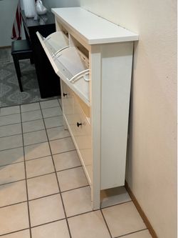 Shoe storage cabinet