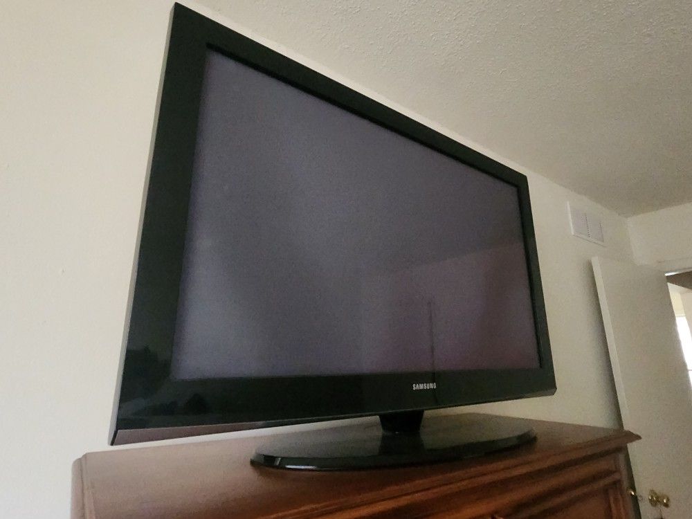 Samsung PN42A450 Plasma HDTV (Swivel Stand)