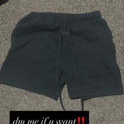 black essential shorts(pickup only‼️)