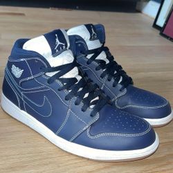 Jordan 1 Mid Re2pect (Derek Jeter) 