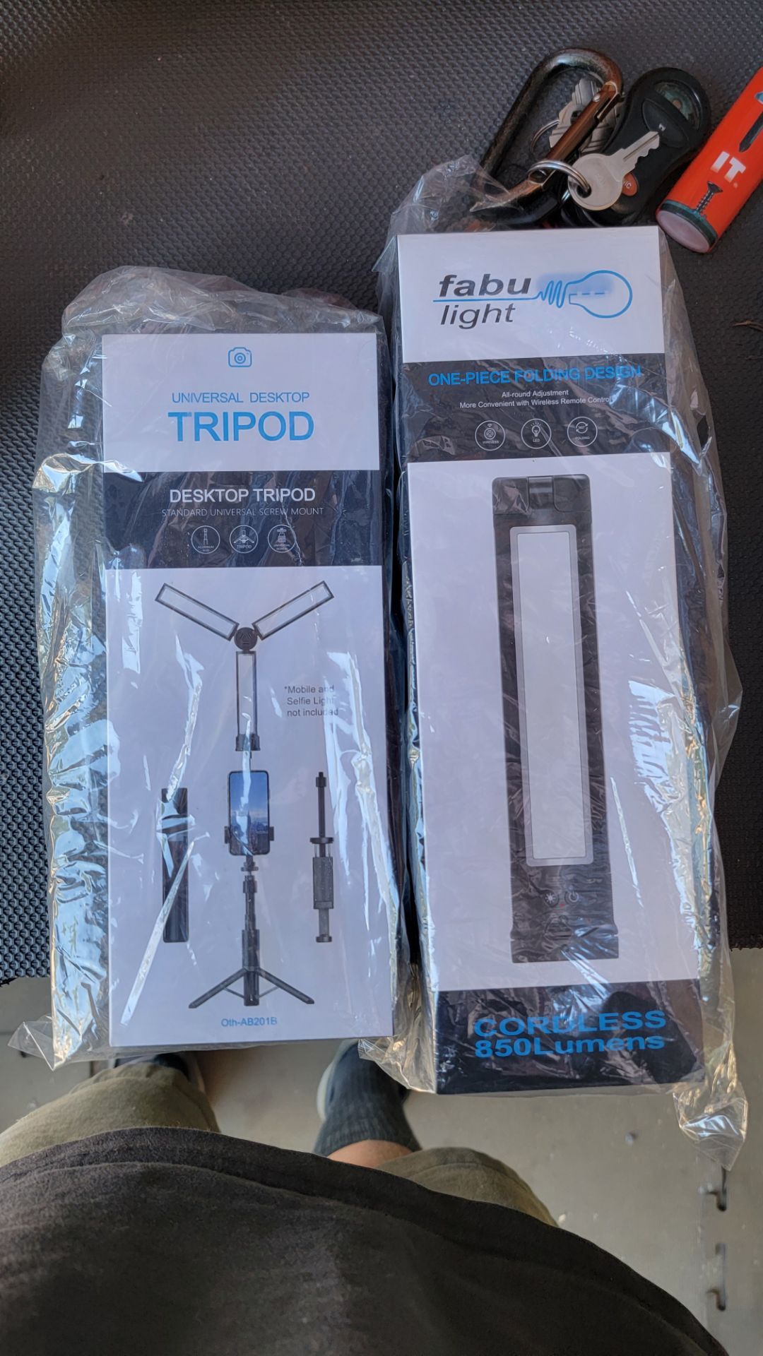 Desktop tripod and folding light