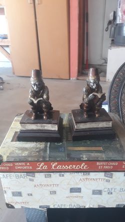 Set of 2 statues