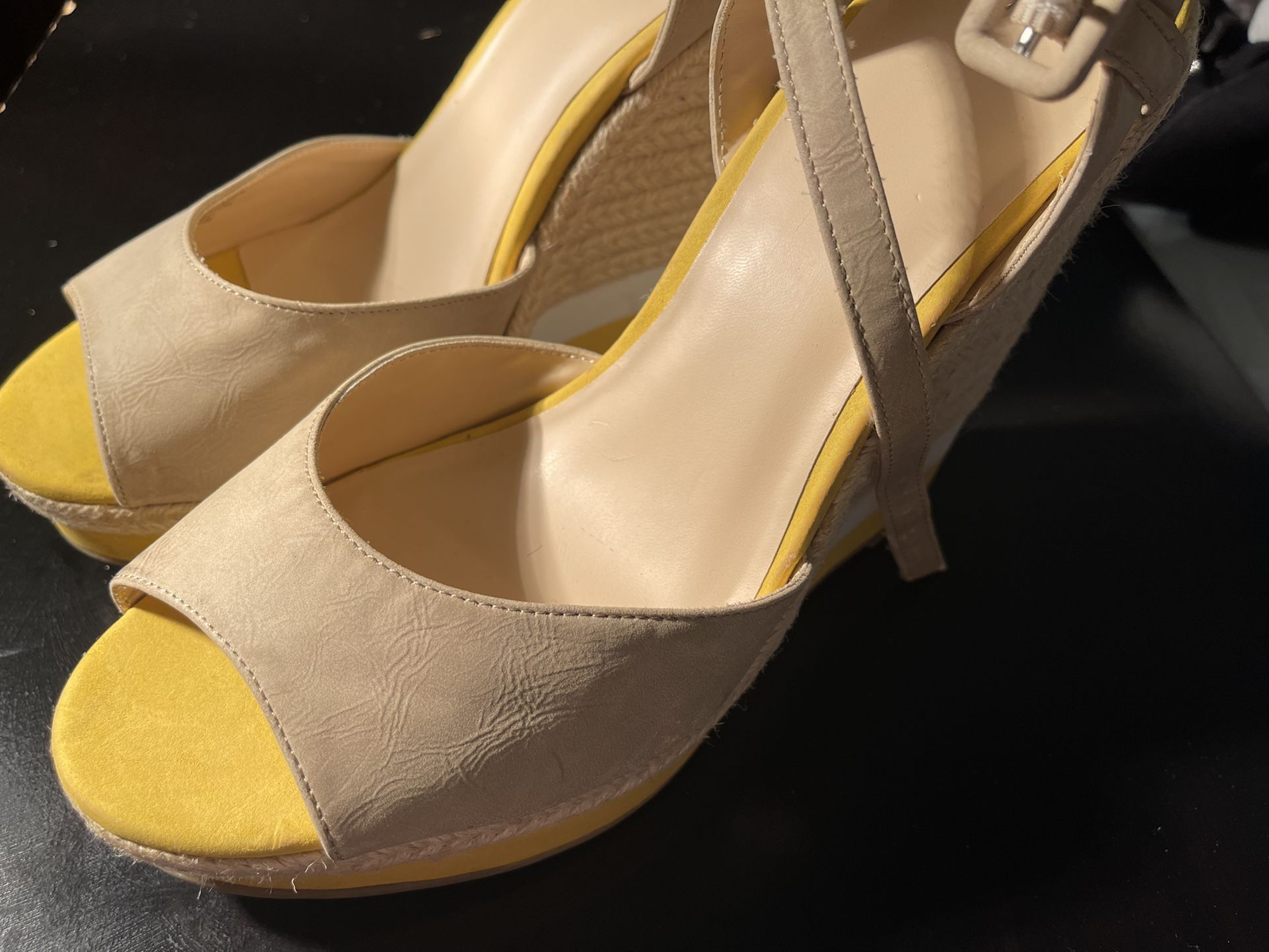 BEAUTIFUL!!! ELLE ESPADRILLE WEDGES SIZE 10