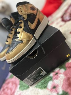 Jordan shoes gold size 5 and a half