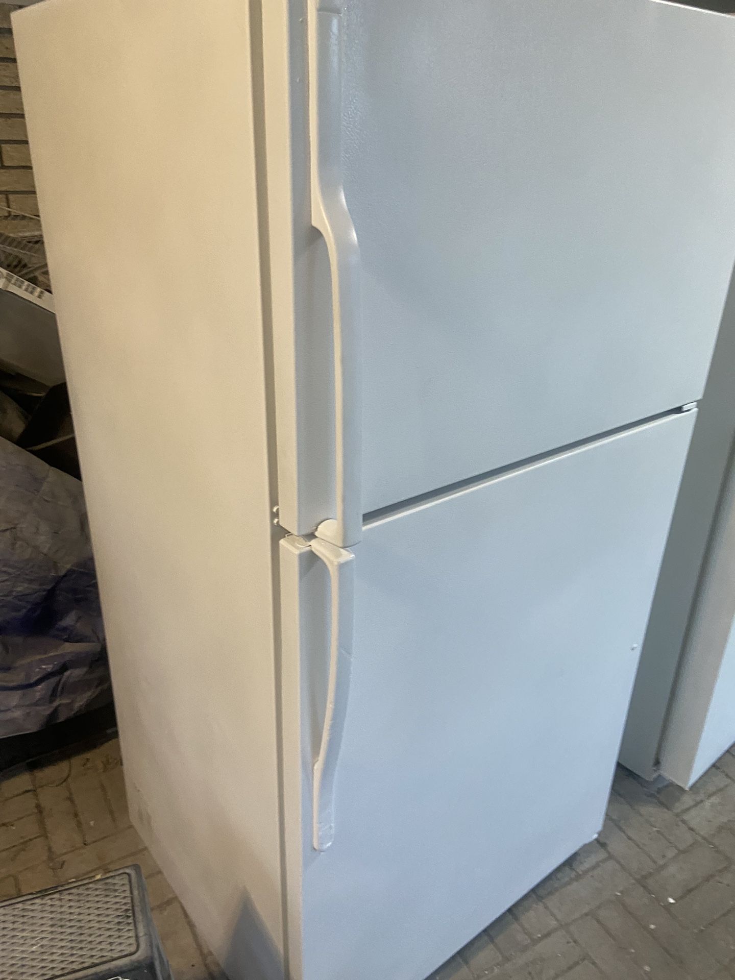 EXCELLENT RUNNING 21 cu ft White fridge, Been cleaned in. & out! I’m in marrero.